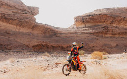 KTM Singkirkan Honda di SS5 Dakar 2026, Luciano Benavides Ngamuk!