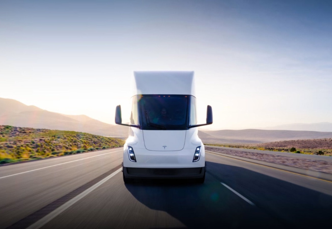 Tak Lagi Terbatas, Tesla Mulai Produksi Massal Truk Listrik Semi