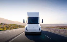 Tak Lagi Terbatas, Tesla Mulai Produksi Massal Truk Listrik Semi