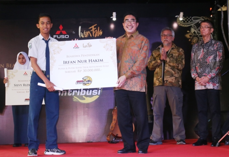 KTB Serahkan Beasiswa kepada 11 Anak Sopir Truk