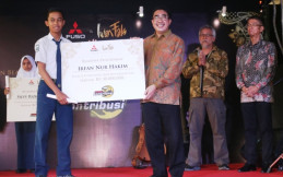 KTB Serahkan Beasiswa kepada 11 Anak Sopir Truk