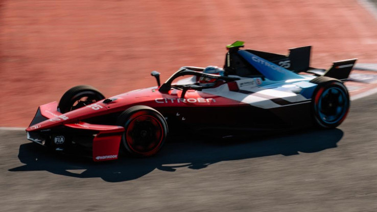 Pembalap Nick Cassidy Dianggap Jadi Titik Terang Tim di Formula E