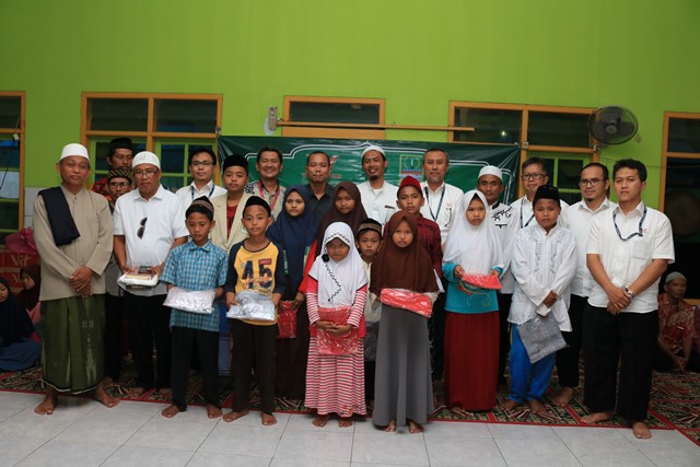 Wuling Berikan Donasi ke Pelajar SDN Sukamahi dan Anak Yatim di Cikarang