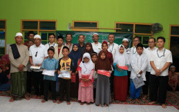 Wuling Berikan Donasi ke Pelajar SDN Sukamahi dan Anak Yatim di Cikarang