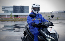 Tak Hanya Jas Hujan, Ini Perlengkapan Wajib Bikers Terobos Cuaca Ekstrem