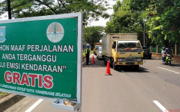 Hentikan Kendaraan di Jalan, Dinas Lingkungan Hidup Tangsel Gelar Uji Emisi Gratis
