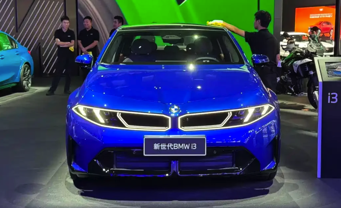 BMW i3 Long Wheelbase Mulai Pamer Interior, Head Unitnya Beda dari yang Lain