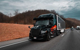 Truk Otonom Freightliner Cascadia Tengah Uji Jalan Intensif