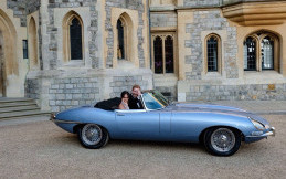Classy! Pangeran Harry dan Megan Markle Gunakan Jaguar E-Type Listrik