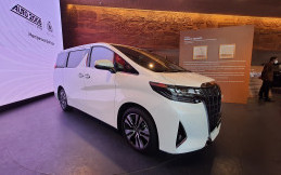 Toyota dan Iwan Tirta Rilis Dua Mobil Edisi Terbatas Bermotif Batik