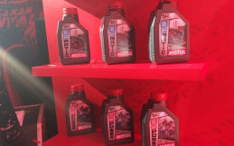 Selisih Harga Tipis, Ini Beda Motul GP Series dan 5100