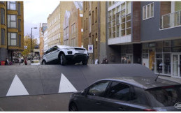 Polisi Tidur Segede 'Gaban' untuk Promosi Range Rover Evoque