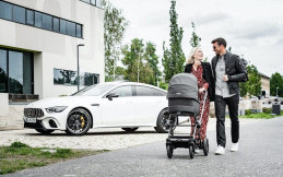 Pecinta Mercedes AMG dan Anak Kecil, Wajib Punya Kereta Bayi Ini