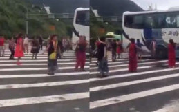 Bus Mogok, Emak-emak Ini Joget Bareng di Tol