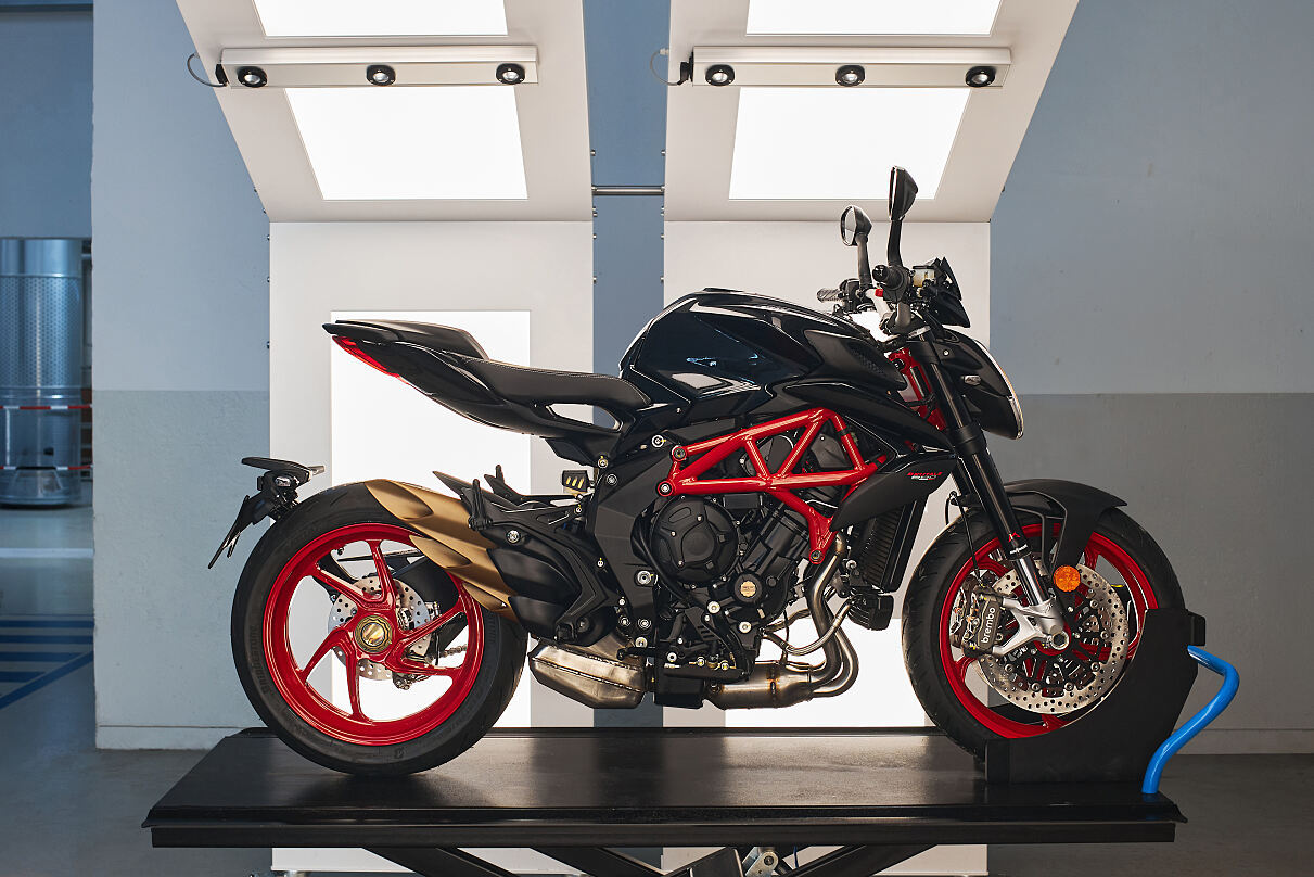 MV Agusta Rilis Brutale 800 Nero Carbonio, Garang di Atas Aspal