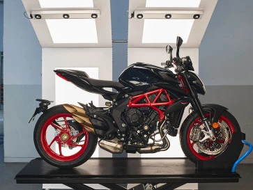 MV Agusta Rilis Brutale 800 Nero Carbonio, Garang di Atas Aspal