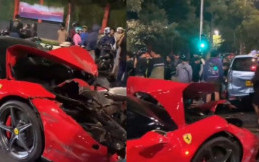 Ferrari 458 Italia Tabrak Taksi Hingga Ringsek Parah