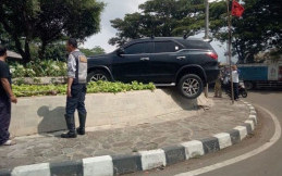 Toyota Fortuner 'Nyangsang' Ini Buat Netizen Terheran-heran