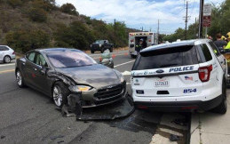 Lagi, Autopilot Picu Tesla Model S Tabrak Mobil Polisi
