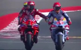 Momen Motor Francesco Bagnaia Kehabisan Bensin, Marc Marquez Bantu Dorong