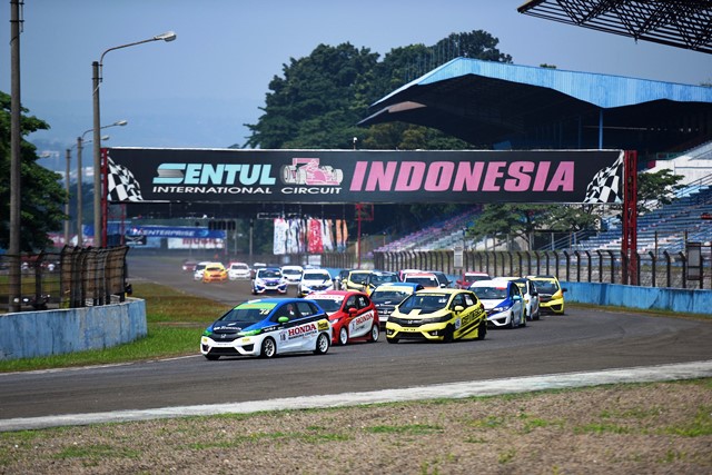Honda Jazz dan Brio Speed Challenge Meriahkan Night Race