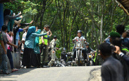 Unik, Jokowi Asyik Kendarai Motor Chopper Kunjungi Sukabumi