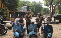 Yuk, Sunmori Pakai Batik dan Kasih Makan Kucing Jalanan