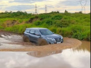 Terjebak di Kubangan Lumpur? Begini Cara Libas Trek Tanah Pakai Mobil 4x4 dengan Ban Standar