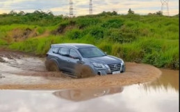 Terjebak di Kubangan Lumpur? Begini Cara Libas Trek Tanah Pakai Mobil 4x4 dengan Ban Standar