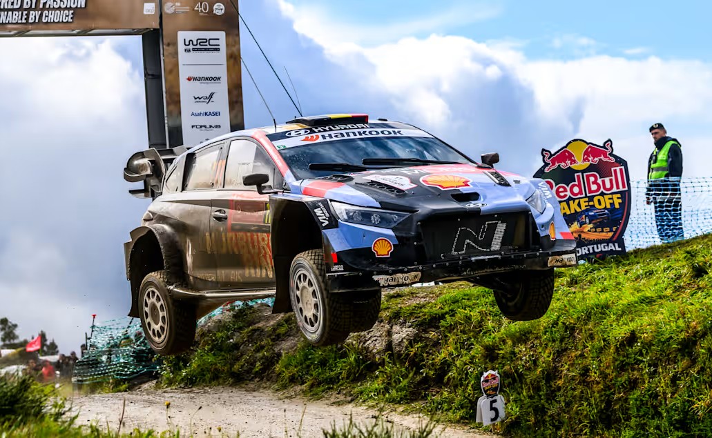 Thierry Neuville Raih Kemenangan Dramatis di Portugal