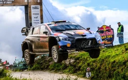 Thierry Neuville Raih Kemenangan Dramatis di Portugal