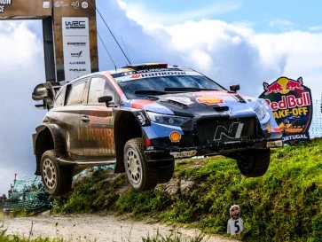 Thierry Neuville Raih Kemenangan Dramatis di Portugal