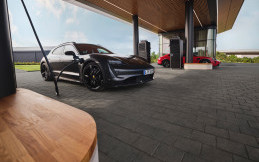 Porsche Charging Lounge Tawarkan Pengisian Cepat DC 300 kW