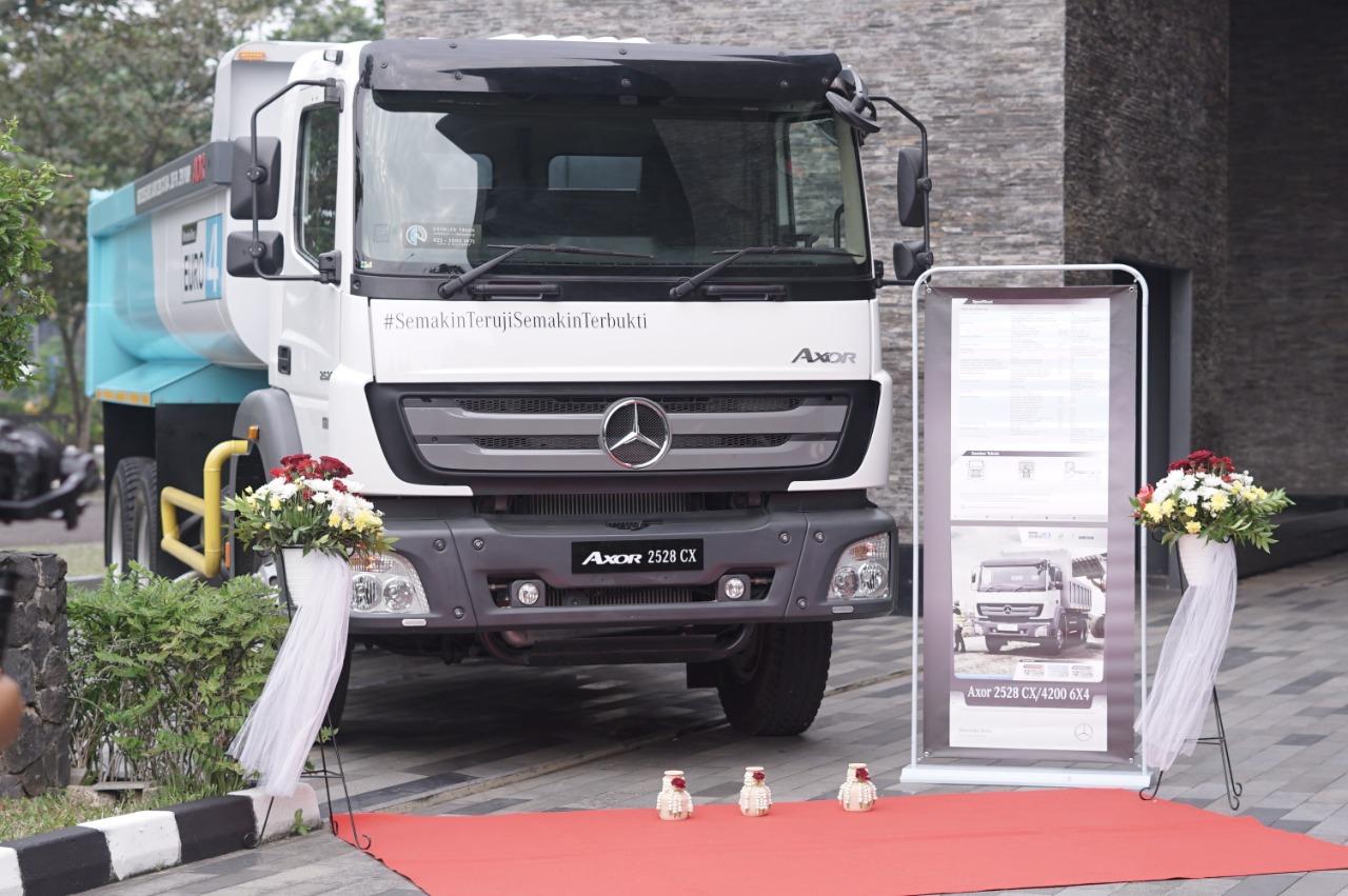Sasar Konsumen Pertambangan, DCVI Boyong Mercedes-Benz Axor 2528CX ke Palembang