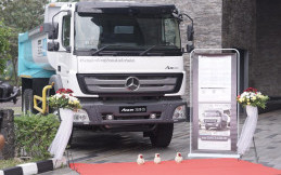 Sasar Konsumen Pertambangan, DCVI Boyong Mercedes-Benz Axor 2528CX ke Palembang