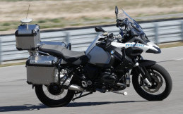 Canggih! Motor BMW Ini Dapat Melaju Sendiri