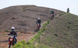 Doyan Terabas? Ini Perlengkapan Safety Riding yang Benar untuk Offroad