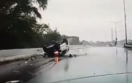 Viral Toyota Fortuner Terbalik Saat Hujan, Ini Yang Harus Dilakukan!