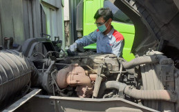 Isuzu Tunjukkan Cara Kerja Sistem Commonrail Kendaraan Diesel Kepada Siswa SMK 