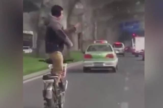 Pria Ini Berlatih Tai Chi di Atas Sepeda Motor Berjalan