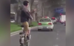 Pria Ini Berlatih Tai Chi di Atas Sepeda Motor Berjalan