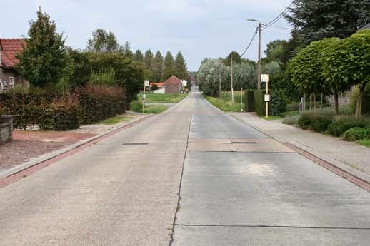 Jalan Mana yang Lebih Bersahabat dengan Ban Mobil, Aspal atau Beton?