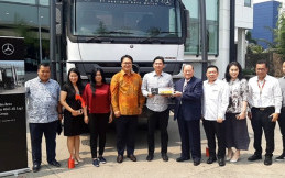Dipercaya Pelanggan, Mercedes-Benz Serahkan 95 Truk dan Bus 