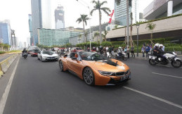 Anies Baswedan Tumpangi BMW i8 Roadster ke Monas