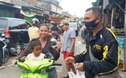Gandeng Komunitas Skywave, Suzuki Bagikan Masker di Pasar Tradisional
