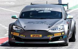Keren Nih, Tesla Modifikasi Balap Unjuk Gigi di Spanyol