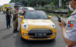 Terobos Ganjil Genap Bogor, MINI Cooper Cabrio Ayu Ting Ting Disuruh Putar Balik
