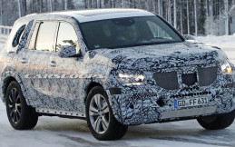 New Mercedes-Benz GLS Tandingan BMW X7