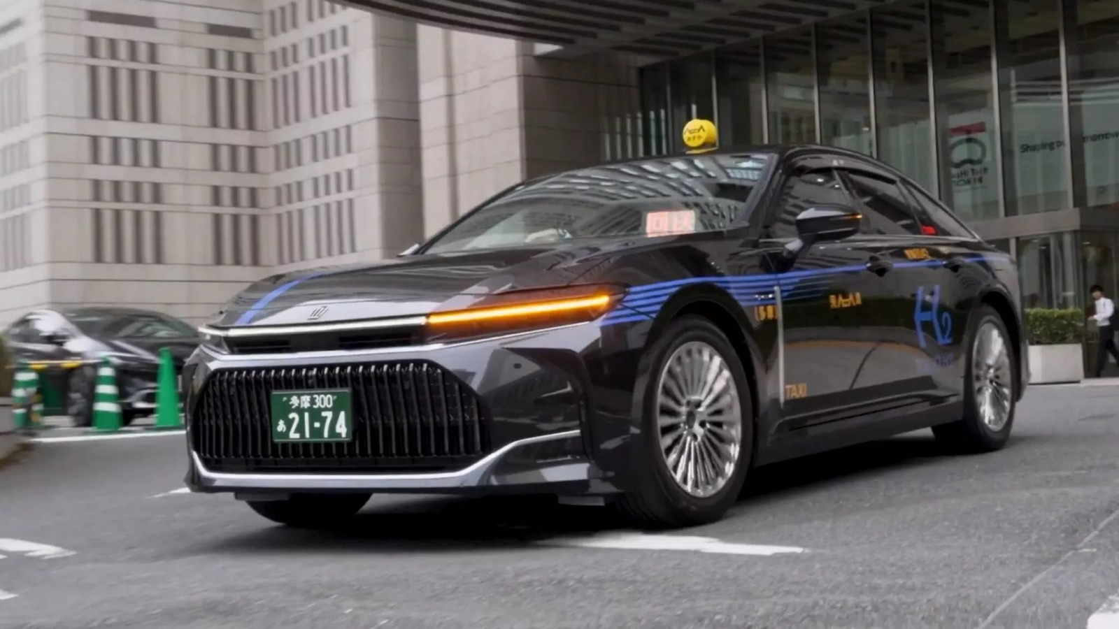 Toyota Crown FCEV Jadi Armada Taksi dan Mobil Polisi di Jepang