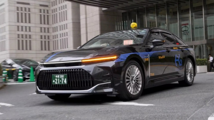 Toyota Crown FCEV Jadi Armada Taksi dan Mobil Polisi di Jepang